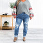 Kvinnors magkontroll skadade upprullade pojkvän jeans