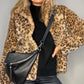 Fluffy kort frakke til kvinder med leopardprint