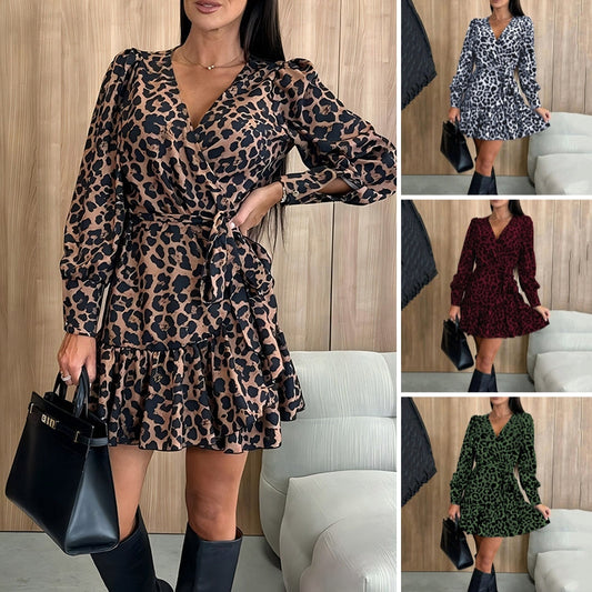Elegant omlottklänning med leopardtryck för kvinnor