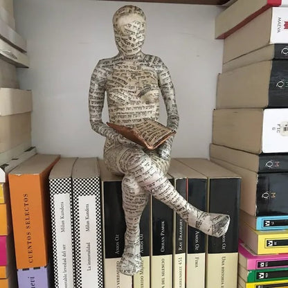 Svensk statue af en moderne læsende kvinde