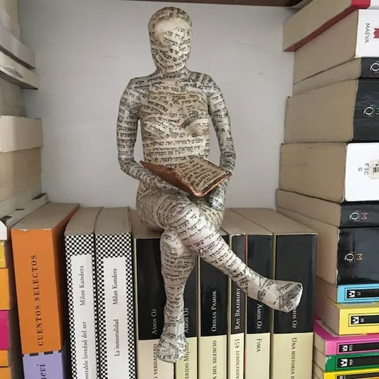 Svensk statue af en moderne læsende kvinde