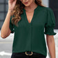 Elegant bluse med V-hals og pufærmer til kvinder