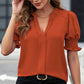 Elegant bluse med V-hals og pufærmer til kvinder