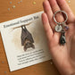 Fladdermus nyckelring med meddelandekort för emotionellt stöd